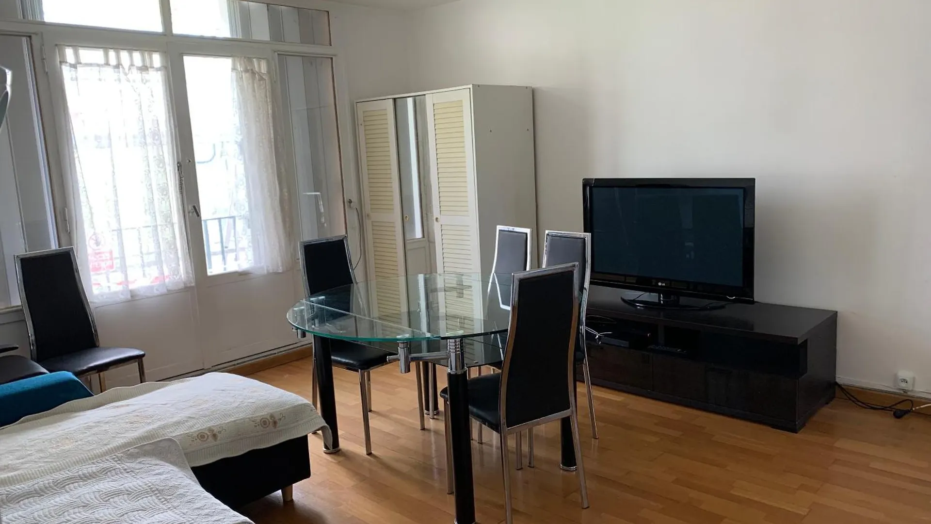 Un Appartement Proche De Paris contacts